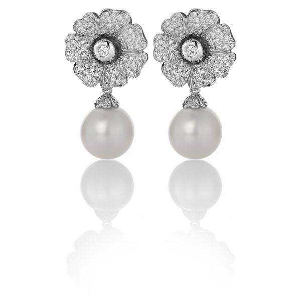 Pendientes Pearl Pendientes de oro blanco de 18K adornados con 1,65ct de diamantes talla brillante y una pareja de perlas australianas.