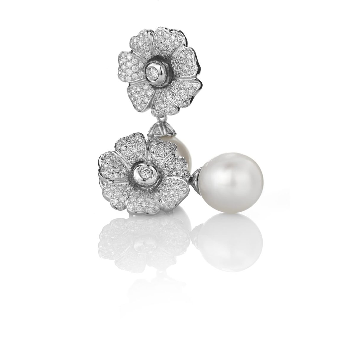 Pendientes Pearl Pendientes de oro blanco de 18K adornados con 1,65ct de diamantes talla brillante y una pareja de perlas australianas.