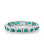 Pulsera Unique Pulsera de oro blanco de 18K adornada con 15,99ct de esmeraldas naturales talla esmeralda y 4,40ct de diamantes talla brillante.