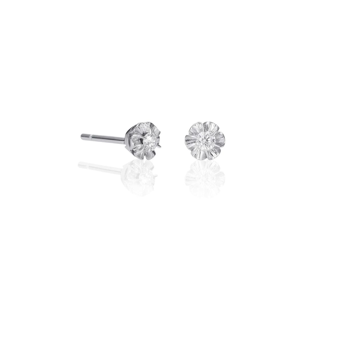 Pendientes Grace Pendientes de oro blanco de 18K adornados con 0,12ct de diamantes talla brillante.