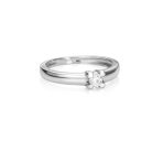 Anillo Wedding Anillo de oro blanco de 18K con un diamante de 0,15ct talla brillante.