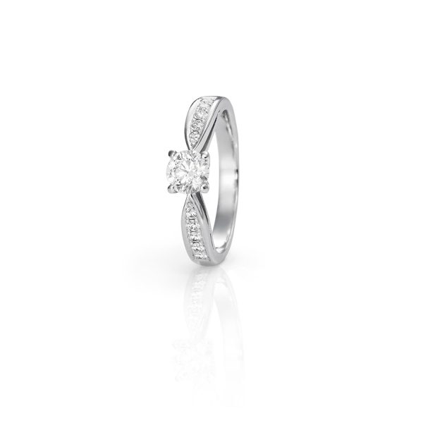 Anillo Wedding Anillo de oro blanco de 18K con un diamante central 0,52ct adornado con 0,17ct de diamantes talla brillante.