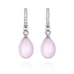 Pendientes Ensemble Criollas de oro blanco de 18K compuestas de dos partes que nos ofrece una doble versión día-noche con 0,52ct de diamantes talla brillante y cuarzos rosas naturales talla pera cabujón.