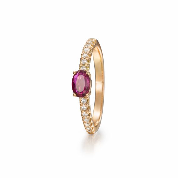 Anillo Tutti Frutti Capsule Collection Anillo de oro rosa de 18K con un rubí natural de 0,40ct talla oval adornado con 0,14ct de diamantes talla brillante.