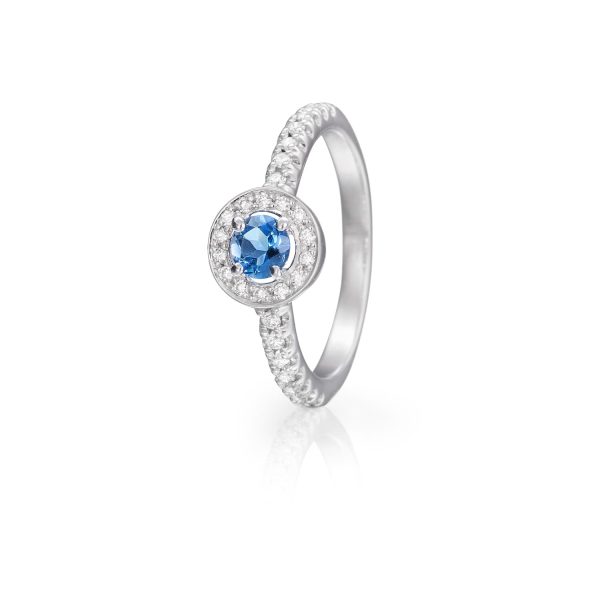 Anillo Wedding Colour Anillo de oro blanco de 18K adornado con 0,22ct de diamantes talla brillante y un topacio azul natural de 0,36ct.