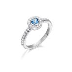 Anillo Wedding Colour Anillo de oro blanco de 18K adornado con 0,22ct de diamantes talla brillante y un topacio azul natural de 0,36ct.