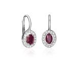 Pendientes Colour Pendientes de oro blanco de 18K con dos rubíes naturales de 1,27ct talla oval y 0,22ct de diamantes talla brillante.