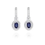Pendientes Colour Pendientes de oro blanco de 18K con dos zafiros naturales de 1,30ct talla oval y 0,34ct de diamantes talla brillante.