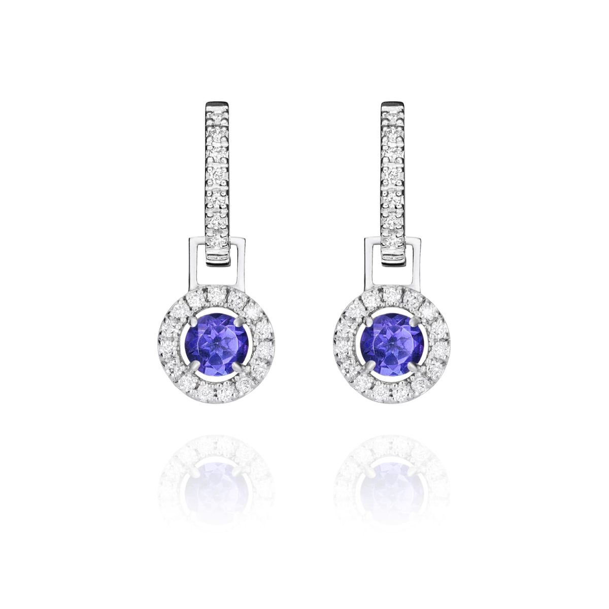 Pendientes Wedding Colour Pendientes de oro blanco de 18K, compuestos de dos partes que nos ofrecen una doble versión, adornados con 0,32ct de diamantes talla brillante y 0,42ct de iolitas naturales.