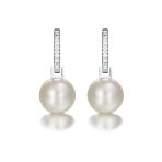 Pendientes Pearl Pendientes de oro blanco de 18K, compuestos de dos partes que nos ofrecen una doble versión, adornados con 0,12ct de diamantes talla brillante y una pareja de perlas cultivadas.
