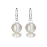 Pendientes Pearl Pendientes de oro blanco de 18K, compuestos de dos partes que nos ofrecen una doble versión, adornados con 0,12ct de diamantes talla brillante y una pareja de perlas cultivadas.
