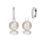 Pendientes Pearl Pendientes de oro blanco de 18K, compuestos de dos partes que nos ofrecen una doble versión, adornados con 0,12ct de diamantes talla brillante y una pareja de perlas cultivadas.