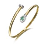 Pulsera Tussie-Mussie Pulsera de oro amarillo de 18K adornada con una esmeralda natural de 0,54ct talla oval y 0,11ct de diamantes talla brillante.