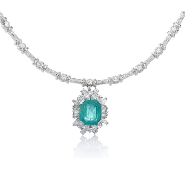 Collar Unique Collar de oro blanco de 18K con una esmeralda natural de 9,10ct de talla esmeralda, adornado con 5,50ct de diamantes talla brillante, marquise y baguette cónico.