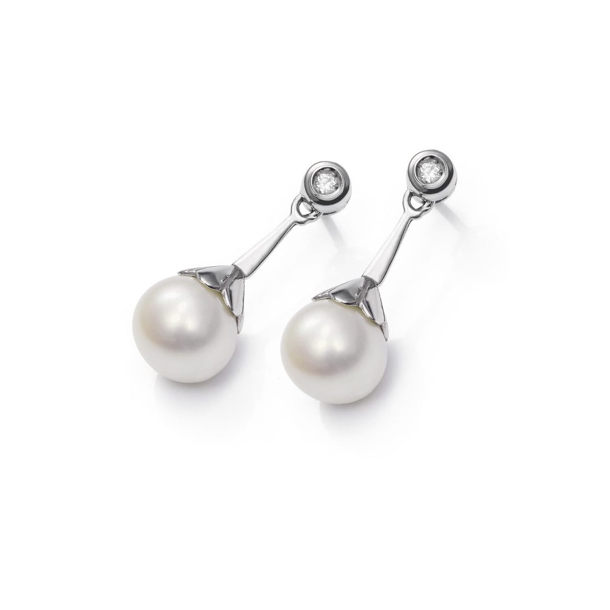Pendientes Pearl Pendientes de oro blanco de 18K adornados con 0,08ct de diamantes talla brillante y una pareja de perlas cultivadas.