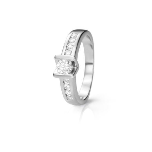 Anillo Wedding Anillo de oro blanco de 18K con un diamante central de 0,33ct adornado con 0,27ct de diamantes talla brillante engastados en carril.