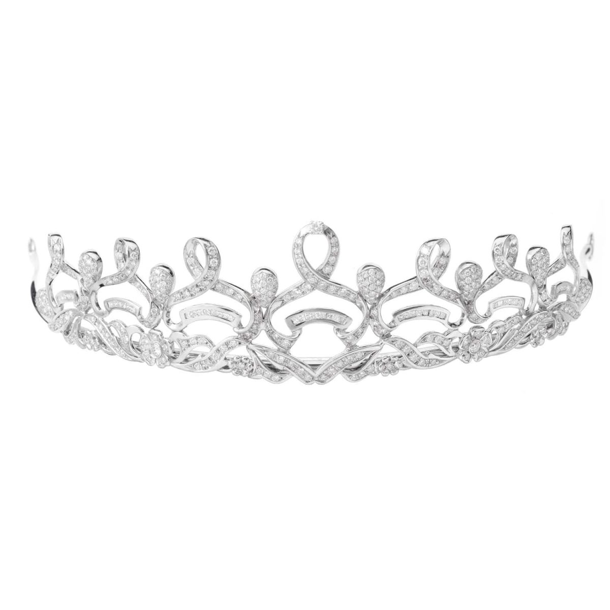 Diadema Infinite Diadema de oro blanco de 18K adornada con 5,95ct de diamantes talla brillante y 1,15ct de diamantes talla princesa.