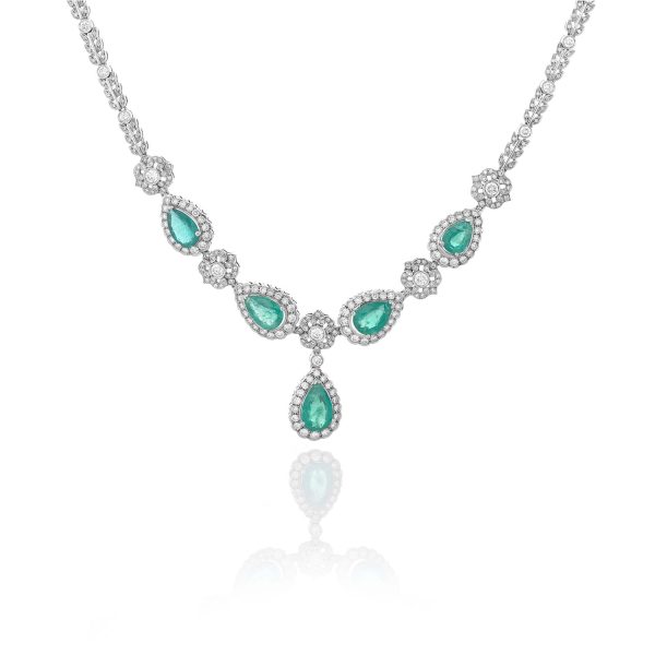 Collar Unique Collar de oro blanco de 18K con cinco esmeraldas naturales de 14,69ct de talla pera, adornado con 8,30ct de diamantes talla brillante.