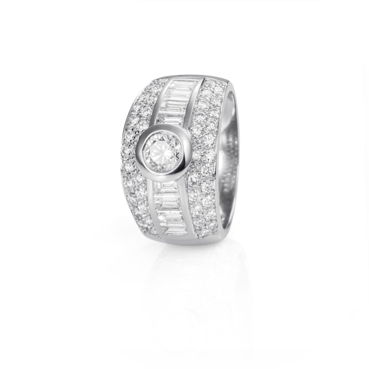 Anillo Special Anillo de oro blanco de 18K con un  diamante central talla brillante de 0,51ct adornado con 1,00ct de diamantes talla baguette engastados en carril y 0,85ct de diamantes talla brillante, .