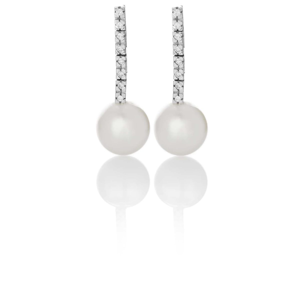 Pendientes Pearl Pendientes de oro blanco de 18K adornados con 0,18ct de diamantes talla brillante y una pareja de perlas cultivadas.