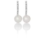 Pendientes Pearl Pendientes de oro blanco de 18K adornados con 0,18ct de diamantes talla brillante y una pareja de perlas cultivadas.