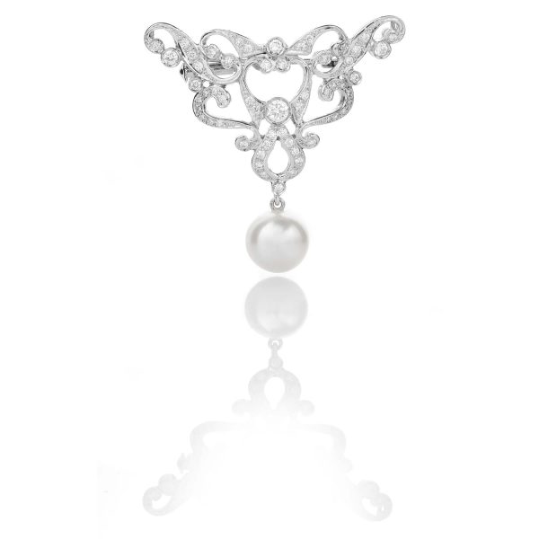 Broche Pearl Broche de oro blanco de 18K adornado con 1,00ct de diamantes talla brillante y perla australiana.