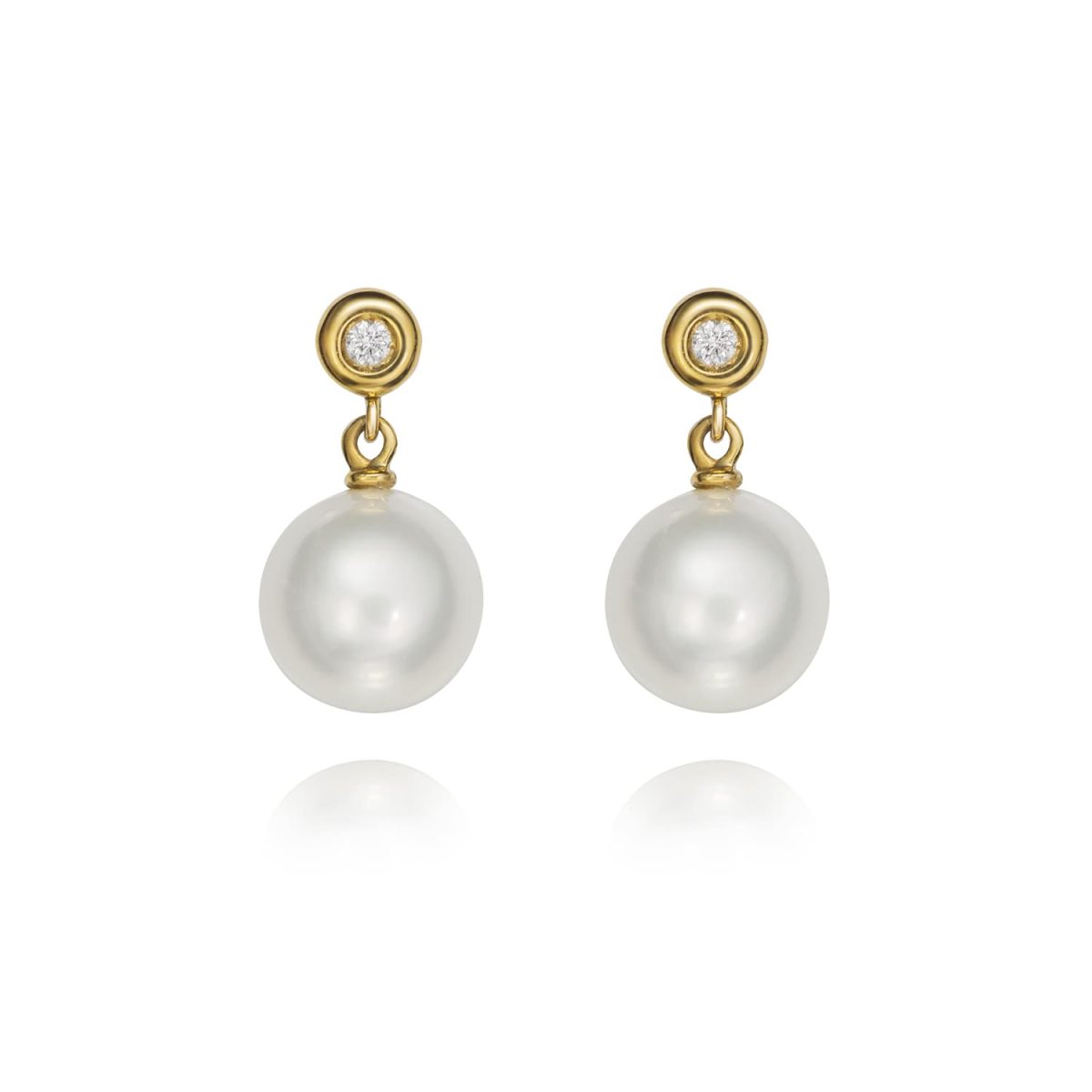 Earrings New PEARL - GAYUBO — Home Of Classic Jewelry 18K yellow gold earrings decorated with 0,08ct of brilliant cut diamonds and a pair of cultivated pearls.