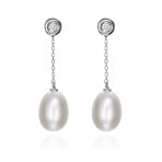 Pendientes New PEARL - GAYUBO — Home Of Classic Jewelry Pendientes de oro blanco de 18K adornados con 0,08ct de diamantes talla brillante y una pareja de perlas cultivadas.